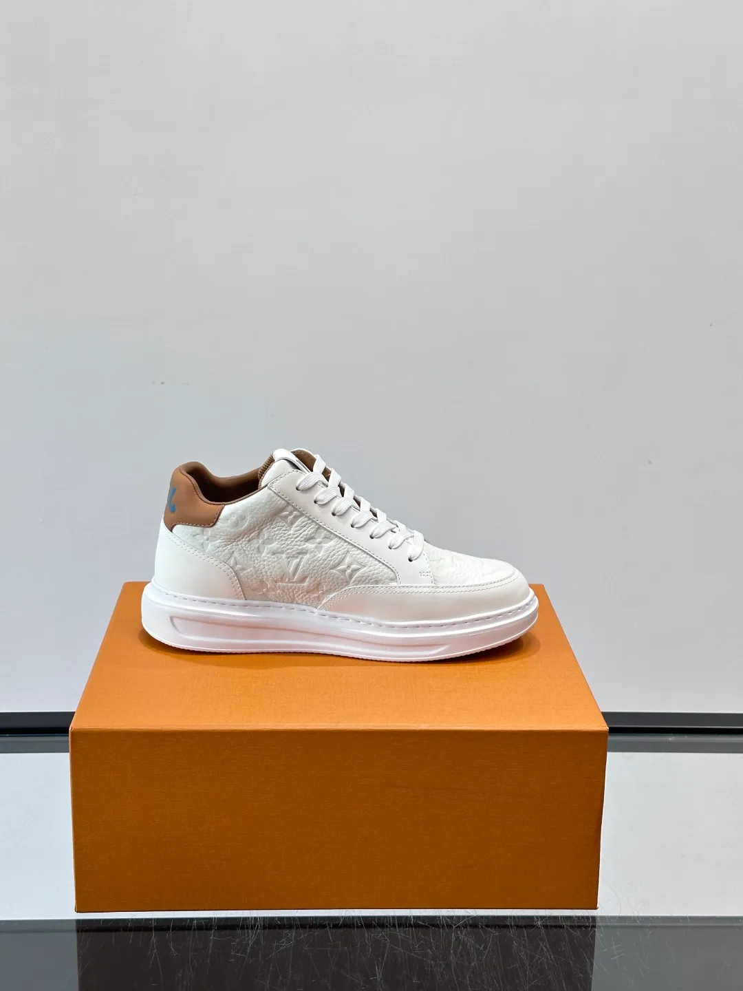Men's shoes 💰p400 "＊OUIS ＊UITTO＊" Men's sports shoes, grained cow leather are low-key and recognizable. The rubber sole is thick and lightweight, the padded insole + technical lining make it super comfortable to wear! The main color with brown details is versatile and fashionable, and can be worn for daily leisure or business ~ LV embossing on the side of the shoe + brand logo on the sole, perfect details! size: 38-44 (45 customized)